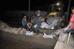 UNIDAD DE GESTIÓN DE RIESGOS DEL G.A.M.C ATENDIÓ EL DESBORDE DEL CANAL SUMUMPAYA CHICO